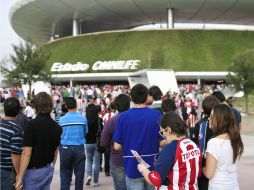 Los aficionados hicieron fila desde la madrugada del sábado, para obtener los boletos. E. PACHECO  /