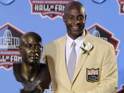 Jerry Rice, quien ingresó al Salón de la Fama de la NFL, muestra el busto que estará en el recinto de los inmortales. AP  /