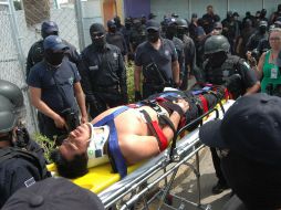 El comandante Salomón Alarcón Olvera, alias ‘‘El Chaman’’, fue golpeado por sus subordinados, por lo que fue retirado en camilla. EFE  /