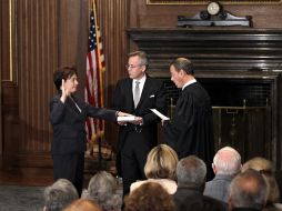 Elena Kagan juramenta ante el jefe de Justicia, John Roberts (derecha), en el edificio de la Suprema Corte en Washington. EFE  /