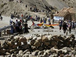 • Nativos quechuas bloquean una carretera cerca de Potosí. AFP  /
