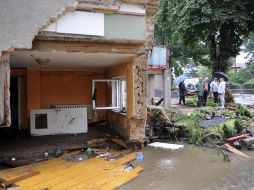 Residentes caminan sobre los escombros de la inundación en Bogatynia, Polonia. AP  /
