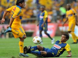 l jugador de Tigres de Monterrey, Damian Álvarez (izq.), disputa el balón con Adolfo Rosinei del América. EFE  /