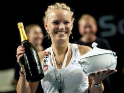 La tenista danesa Caroline Wozniacki sonríe tras proclamarse vencedora del torneo femenino de tenis de Farom. EFE  /