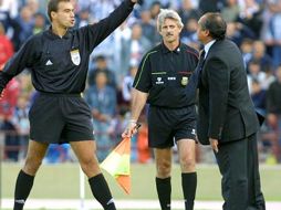 Los árbitros sencillamente no pueden verlo todo.  ESPECIAL  /