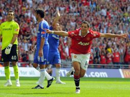 Javier Hernández festeja su anotación ante el Chelsea en la Community Shield en Wembley. REUTERS.  /
