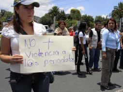 Marcha de comunicadores para exigir al gobierno que no queden impunes los crímenes contra periodístas, realizada el sábado. NTX  /