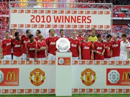 El equipo de Manchester United posa con su trofeo. AP  /