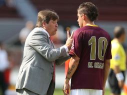Miguel Herrera (izq.) da instrucciones a Cejas para mejorar el juego de Estudiantes pero no funcionó en el partido. MEXSPORT  /