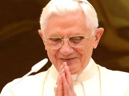 • El Papa Benedicto XVI se dirige a los fieles durante la oración del Angelus, en su residencia de Castel Gandolfo, en Roma. AFP  /