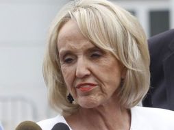 Jan Brewer habla con la prensa a su salida de la convención anual de la Asociación Nacional de Gobernadores, en Boston. AP  /