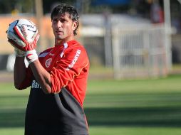 El arquero Pato Abbondanzieri toma un descanso durante la práctica del Inter. GETTY IMAGES SPORT  /