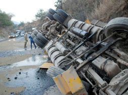 El chofer del camión de carga perdió el control lo que provocó la colisión de los demás vehículos. ARCHIVO  /