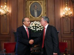 El Presidente Felipe Calderón, se reunió con el mandatario saliente de Colombia, Uribe. NTX  /