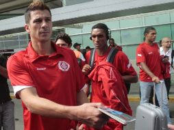 A su llegada los jugadores del Inter firmaron autógrafos ante la mirada de decenas de fanáticos que ya los esperaban. S NUÑEZ  /