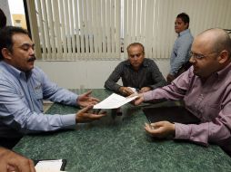 El diputado por el PAN Ramón Demetrio, el alcalde de La Huerta, Carlos  Ramírez y el l titular de la PROFEPA José de Jesús. E. BARRERA  /