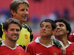Edwin van der Sar aplaude la actuación del 'Chicharito'. AFP  /