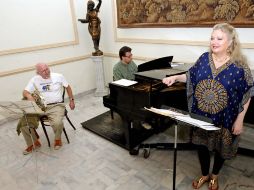 En la imagen (izquierda a derecha) los músicos Frank Calloway, Javier Vázquez Grela y la cantante Kimball Wheeler. E. BARRERA.  /