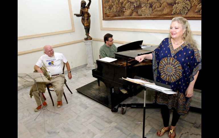 En la imagen (izquierda a derecha) los músicos Frank Calloway, Javier Vázquez Grela y la cantante Kimball Wheeler. E. BARRERA.  /