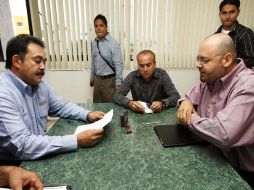 José de Jesús Becerra y el diputado Ramón Demetrio (d) sostuvieron un encuentro ayer para la presentación de la denuncia. E. BARRERA  /