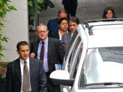 El relator especial para la libertad de prensa de la ONU, Frank La Rue (centro) sale de una reunión en la Segob. EFE  /