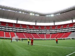 Los jugadores del Internacional de Porto Alegre realizaron un reconocimiento a la cancha del Estadio Omnilife. JAMMEDIA  /