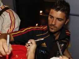 Los jugadores de la Selección de España firmado autografos en su llegada a México. AP  /
