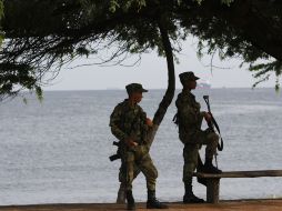 Soldados vigilan el aeropuerto de Santa Martha, lugar donde se llevará a cabo la reunión. AP  /