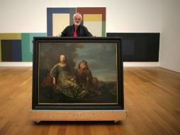 El director del Museo de Wiesbaden, posa junto a la obra de arte 'Retrato de una joven pareja'. EFE  /