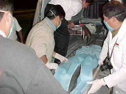 El Servicio Médico Forense (Semefo) acudió a recoger el cuerpo de la mujer fallecida. ARCHIVO  /