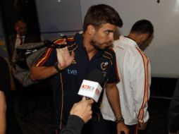 El jugador del Barcelona Piqué en su llegada a la ciudad de México. AP  /