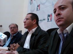 El presidente del Comité Municipal del PRI, Eduardo Almaguer (centro), en rueda de prensa. R. ZAPATA  /