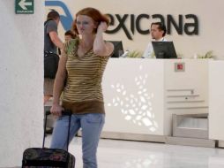 Algunos de los afectados por la situación actual de Mexicana de Aviación han tenido que adquirir un boleto con otra aerolínea. NTX  /