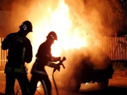 Los bomberos trabajaron para contener el incendio que dejó la explosión en Turquía. ESPECIAL  /