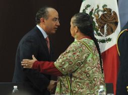 Felipe Calderón saluda a la dirigente del PRI, Beatriz Paredes, tras la reunión con líderes de los partidos políticos. EFE  /