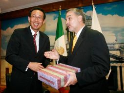 Reunión del consul de Corea Whan-Bok Cho con el gobernador González Márquez en la Casa Jalisco. A. GARCÍA  /