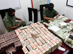 Militares cuentan el dinero decomisado en el operativo. EL UNIVERSAL  /