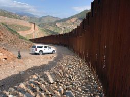 Agentes patrullan la frontera de EU con México. Los recursos aprobados permitirán contratar más agentes. EFE  /