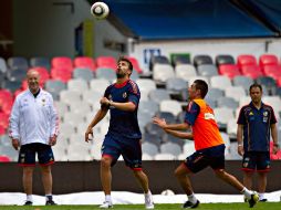 Gerard Piqué (centro) durante la práctica de hoy en el Azteca. MEXSPORT  /