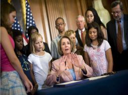 La presidenta de la Cámara de Representantes de EU, Nancy Pelosi, aprueba un proyecto que salvará más de 300 mil empleos. EFE  /