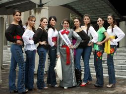 Las candidatas posaron junto a Cynthia Barajas Bernal, Embajadora del Mariachi y la Charrería 2009. E. PACHECO  /
