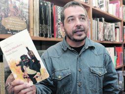 Mario Mendoza se considera un escritor “incómodo” porque cuestiona a la sociedad contemporánea.EFE  /