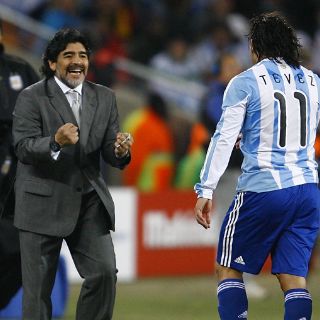 Tévez 'reactiva' la novela Maradona