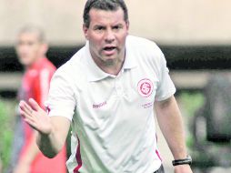 Celso Roth da indicaciones a sus jugadores durante el entrenamiento. MEXSPORT  /