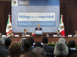 El Presidente escucha la opinión de cada uno de los líderes partidistas. AFP  /