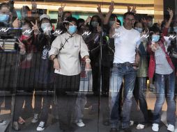 Huéspedes de un hotel en Hong Kong, a la espera de abrir las puertas tras cumplir la cuarentena obligada. AFP  /