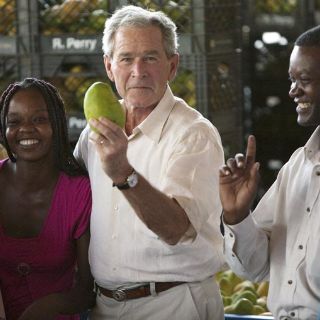 George W. Bush supervisa la reconstrucción de Haití