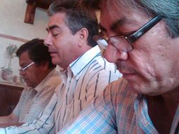 En primer plano, el secretario de formación política del PRD en la Entidad, Roberto Gómez Lamas, durante rueda de prensa. R. ZAPATA  /