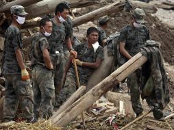 Los soldados chinos siguen realizando labores de rescate. AP  /
