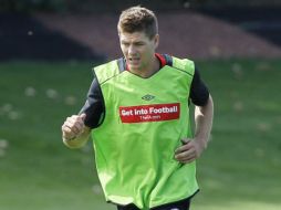 Steven Gerrard asegura que el Liverpool se enfocará a la Premier League. AP  /
